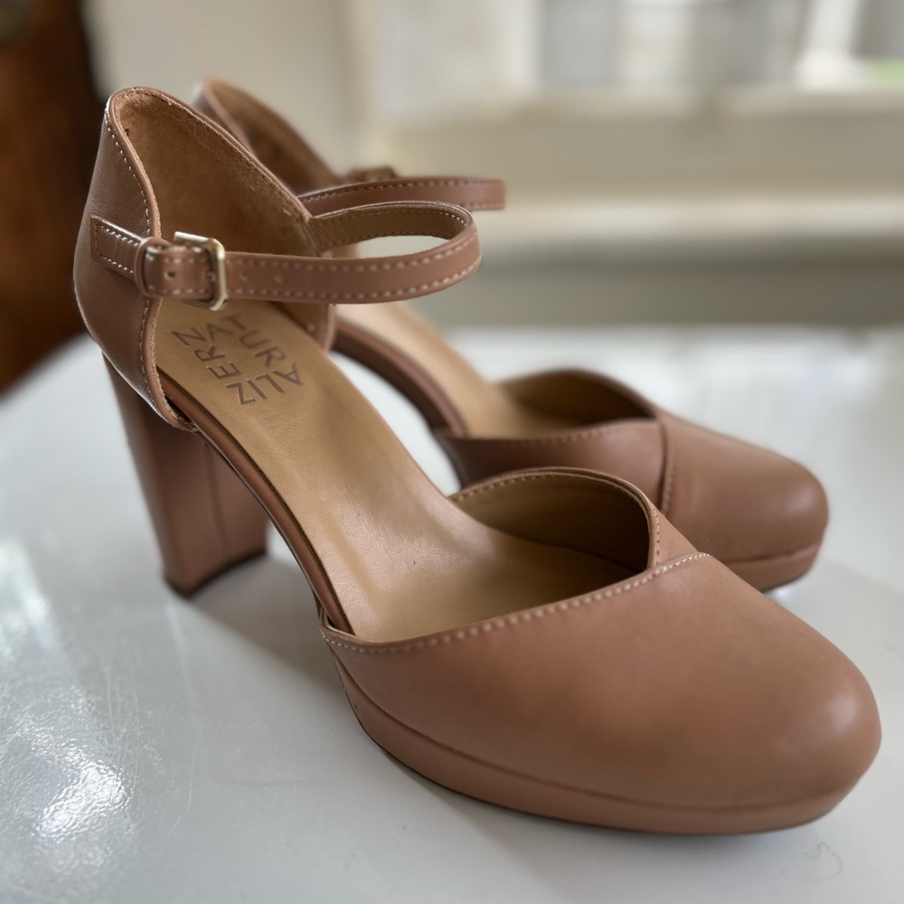 Size 5 Naturalizer Bandele Taupe Smooth excellent like new wedge block 3” heel